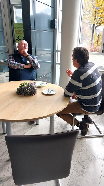Zwei Meister am runden Tisch.