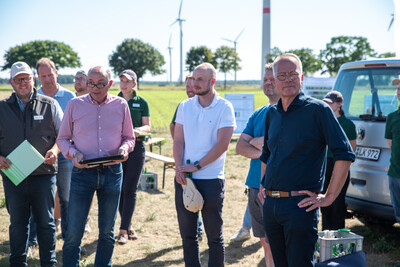 LWK-Vorstandsmitglied Markus Gerhardy (l.) begr&uuml;&szlig;t Matthias Miersch, Vors. der SPD-Bundestagsfraktion (r.)