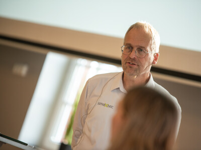 Bernd Schwarting, Verkaufsberater beim Agrartechnologieunternehmen smaXtec, auf dem Milcherzeugertag 2025 in Rodenkirchen.