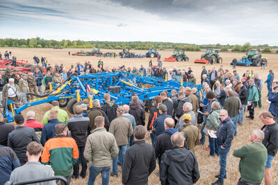 Wassersparend, bodenschonend, wirtschaftlich: Maschinenvorf&uuml;hrung zur ultraflachen Bodenbearbeitung mit mehr als 40 Ger&auml;ten in Sehnde (Region Hannover).