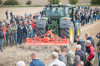 Wassersparend, bodenschonend, wirtschaftlich: Maschinenvorf&uuml;hrung zur ultraflachen Bodenbearbeitung mit mehr als 40 Ger&auml;ten in Sehnde (Region Hannover).