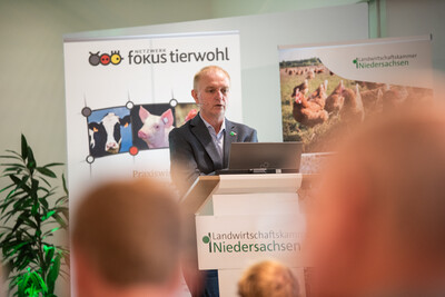 Hermann Kramer, Veterin&auml;ramt Nordhorn, sprach &uuml;ber einen Gefl&uuml;gelpestausbruch, bei dem eine Teilkeulung angeordnet wurde