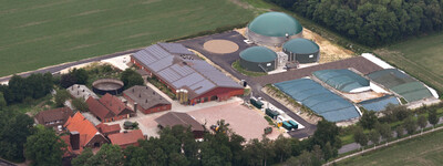 - © Flug Foto Nord, Delmenhorst Luftaufnahme Hof mit Biogasanlage
