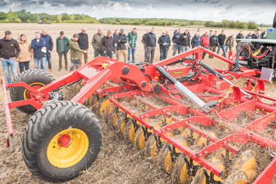 Wassersparend, bodenschonend, wirtschaftlich: Maschinenvorf&uuml;hrung zur ultraflachen Bodenbearbeitung mit mehr als 40 Ger&auml;ten in Sehnde (Region Hannover).
