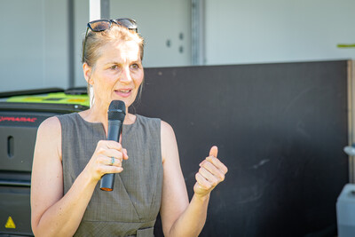 Agrarministerin Miriam Staudte beim Praxistag Alternative Antriebsenergien für Landmaschinen am 01.07.2025 im LBZ Echem.