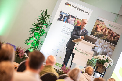Hermann Kramer, Veterin&auml;ramt Nordhorn, sprach &uuml;ber einen Gefl&uuml;gelpestausbruch, bei dem eine Teilkeulung angeordnet wurde