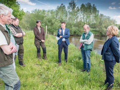 Ergebnisse und Herausforderungen der Nutriajagd: Fachleute der LWK, Vertreter*innen der J&auml;gerschaft sowie des Unterhaltungsverbandes am 11.05.2022 beim Treffen mit Agrarministerin Barbara Otte-Kinast an der Vechte bei Quendorf (Grafschaft Bentheim).