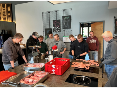 Kochschule zur Zerlegung und Verarbeitung einer Schweinehälfte - © Dr. Olaf Katenkamp Kochschule zur Zerlegung und Verarbeitung einer Schweinehälfte