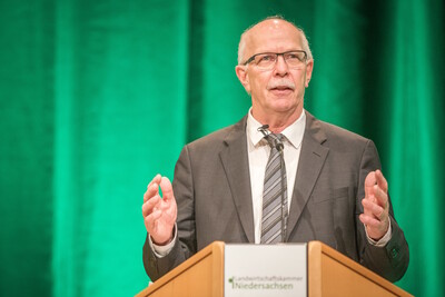 &bdquo;Mit der Neuorganisation der Arbeit unserer Bezirksstellen werden wir die dr&auml;ngenden Fragestellungen unserer Betriebe schnell und praxisnah l&ouml;sen k&ouml;nnen&ldquo;, sagte Kammerpr&auml;sident Gerhard Schwetje am 30.11.2023 auf der Kammerversammlung in Oldenburg.