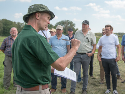 LWK-Grünlandexperte Gerd Lange (l.) und Umweltsenatorin Kathrin Moosdorf (r.) beim Grünlandfeldtag der Landwirtschaftskammer Niedersachsen und der Senatorin für Umwelt, Klima und Wissenschaft am 06.08.2024 im Bremer Blockland.