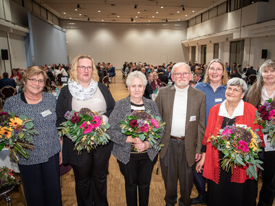 Arbeitnehmerpreis 2025 f&uuml;r die Mitarbeiterinnen des Gartenbaubetriebs Leuchtenberger (v.l.):  Hildegard Kuper, Silvia Surmann, Olga Bauer, Friedhelm Leuchtenberger, Kammer-Vizepr&auml;sidentin Dagmar Heyens, Kathrin Leuchtenberger, Silke Vogel.