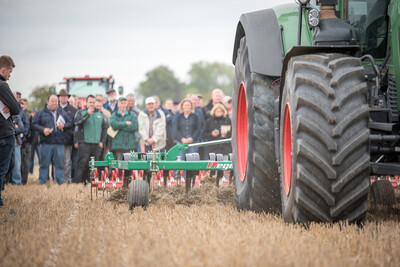 Wassersparend, bodenschonend, wirtschaftlich: Maschinenvorf&uuml;hrung zur ultraflachen Bodenbearbeitung mit mehr als 40 Ger&auml;ten in Sehnde (Region Hannover).