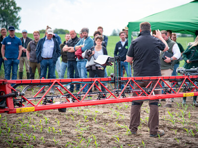 Spot-Spray-f&auml;hige Feldspritze (Kverneland) beim Fach-Event &bdquo;Zwischen Acker und App &ndash; Digitalisierung Ihres Pflanzenbaus&ldquo; auf der Dom&auml;ne Schickelsheim (K&ouml;nigslutter/Kreis Helmstedt).