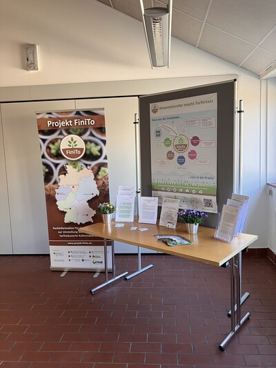 Informationsstand und Fachinformationen aus dem Projekt FiniTo