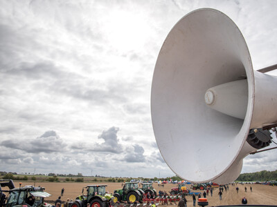 Wassersparend, bodenschonend, wirtschaftlich: Maschinenvorf&uuml;hrung zur ultraflachen Bodenbearbeitung mit mehr als 40 Ger&auml;ten in Sehnde (Region Hannover).