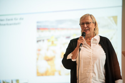 Silke Schierhold (LWK) f&uuml;hrte durch den zweiten Themenblock des Vortragsprogramms beim Fachgespr&auml;ch Legehenne 2026