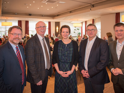 Dr. Günter Kuhnt (2.v.r.) und seine Nachfolgerin Friederike Gerken (Mitte) mit (v.l.) Kammerdirektor Dr. Bernd v. Garmissen, Kammerpräsident Gerhard Schwetje, Stefan Ortmann (stellv. Kammerdirektor).