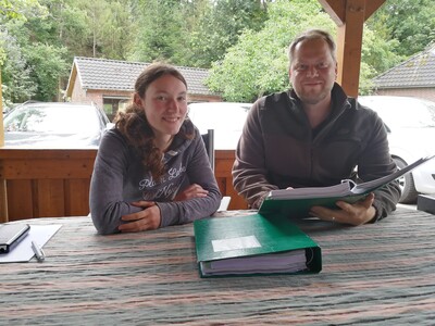 Haschen bei der Berichtsheftkontrolle mit einer landwirtschaftlichen Auszubildenden - © Ralf Minits Haschen bei der Berichtsheftkontrolle mit einer landwirtschaftlichen Auszubildenden