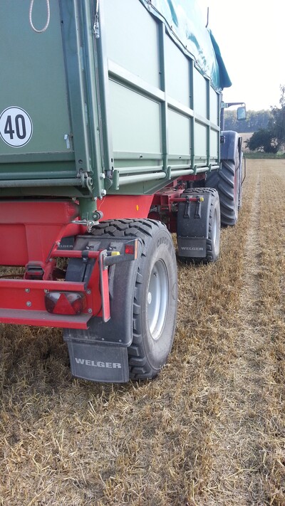 Bei der Getreideabfuhr auf Bodenschonung achten
