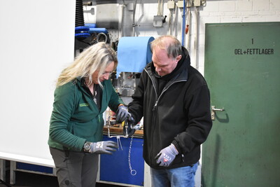 LWK-Bisamj&auml;gerin Folma Rademacher (links) erl&auml;utert den Umgang mit einer Falle f&uuml;r Bisame.