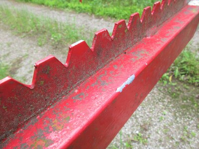 Der Antisitzsteg schützt vor Vandalismus. - © Dieter Scholz Der Antisitzsteg