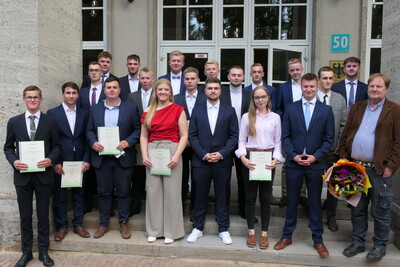 Absolventen und Absolventinnen des Berufsschulstandortes Braunschweig - © Henrike Weddelmann Absolventen und Absolventinnen des Berufsschulstandortes Braunschweig