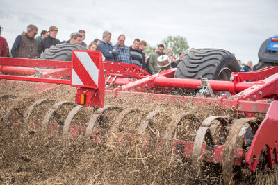 Wassersparend, bodenschonend, wirtschaftlich: Maschinenvorf&uuml;hrung zur ultraflachen Bodenbearbeitung mit mehr als 40 Ger&auml;ten in Sehnde (Region Hannover).