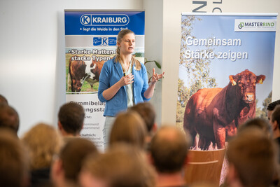 Inken R&ouml;rup, LWK, rechnete vor, ob sich die Investition in einen Neubau eines Bullenmaststalls lohnt