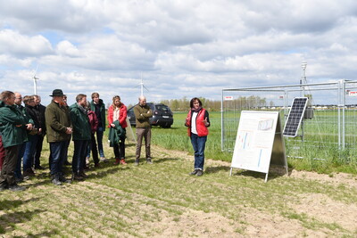Dr. Dagmar Matuschek (rechts), bei der Landwirtschaftskammer Niedersachsen stellvertretende Leiterin des Fachbereichs Versuchswesen Pflanze, erl&auml;uterte den Anwesenden Aufbau und Umsetzung des Feldversuchs.