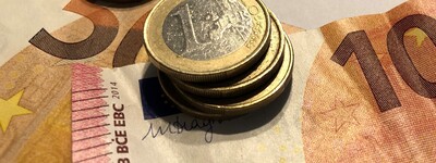Eurom&uuml;nzen und -scheine liegen auf einem Dokument mit der Aufschrift "Jahresabschluss".