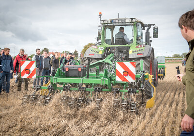 Wassersparend, bodenschonend, wirtschaftlich: Maschinenvorf&uuml;hrung zur ultraflachen Bodenbearbeitung mit mehr als 40 Ger&auml;ten in Sehnde (Region Hannover).