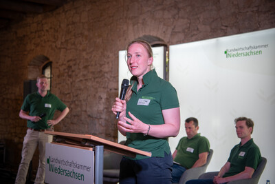 LWK-D&uuml;nge-Expertin Caroline Benecke spricht am Ende des Fach-Events &bdquo;Zwischen Acker und App &ndash; Digitalisierung Ihres Pflanzenbaus&ldquo; auf der Dom&auml;ne Schickelsheim (K&ouml;nigslutter/Kreis Helmstedt).