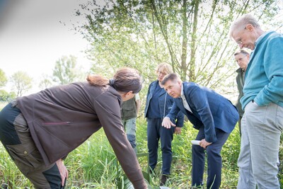 Ergebnisse und Herausforderungen der Nutriajagd: Fachleute der LWK, Vertreter*innen der J&auml;gerschaft sowie des Unterhaltungsverbandes am 11.05.2022 beim Treffen mit Agrarministerin Barbara Otte-Kinast an der Vechte bei Quendorf (Grafschaft Bentheim).