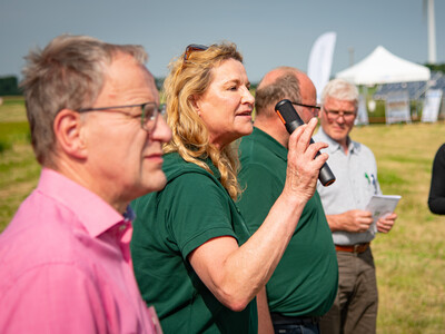 Andrea Knigge-Sivers (D&uuml;ngebeh&ouml;rde) spricht zu Beginn des Feldtags zum Thema Landwirtschaft und Wasserschutz am 17.06.2026 in Schw&uuml;blingsen (Uetze/Region Hannover).