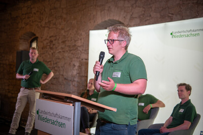 LWK-Pflanzenbauexperte Kai-Hendrik Howind spricht am Ende des Fach-Events &bdquo;Zwischen Acker und App &ndash; Digitalisierung Ihres Pflanzenbaus&ldquo; auf der Dom&auml;ne Schickelsheim (K&ouml;nigslutter/Kreis Helmstedt).