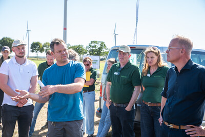 Landwirt Niels Kynast (links) im Gespräch mit Matthias Miersch
