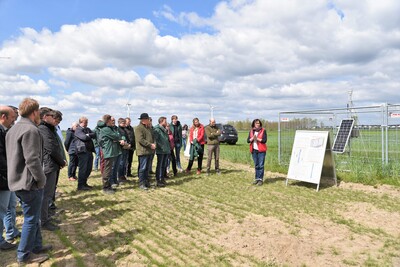 Dr. Dagmar Matuschek (rechts), bei der Landwirtschaftskammer Niedersachsen stellvertretende Leiterin des Fachbereichs Versuchswesen Pflanze, erläuterte den Anwesenden Aufbau und Umsetzung des Feldversuchs.