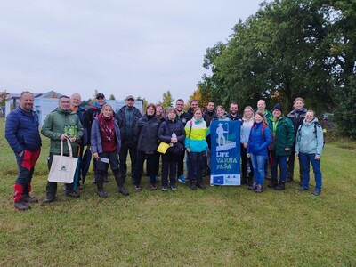 Slowenische Fachleute informierten sich an der Musterzaunanlage des LBZ Echem über den wolfsabweisenden Herdenschutz in Niedersachsen
