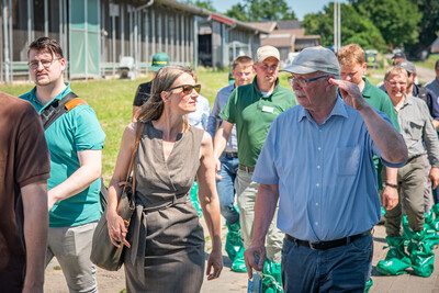 Agrarministerin Miriam Staudte (M.) und Kammerpräsident Gerhard Schwetje (r.) beim Praxistag Alternative Antriebsenergien für Landmaschinen am 01.07.2025 im LBZ Echem.