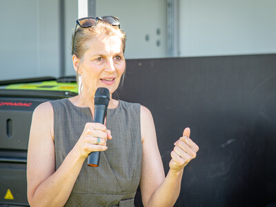 Agrarministerin Miriam Staudte beim Praxistag Alternative Antriebsenergien für Landmaschinen am 01.07.2025 im LBZ Echem.