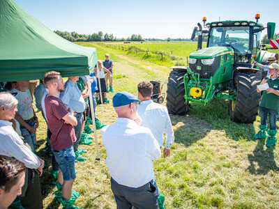 Rapsöl betriebener Schlepper des Herstellers John Deere beim Praxistag Alternative Antriebsenergien für Landmaschinen am 01.07.2025 im LBZ Echem.