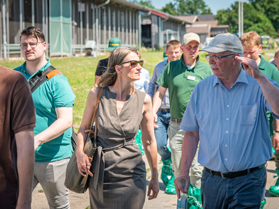 Agrarministerin Miriam Staudte (M.) und Kammerpräsident Gerhard Schwetje (r.) beim Praxistag Alternative Antriebsenergien für Landmaschinen am 01.07.2025 im LBZ Echem.