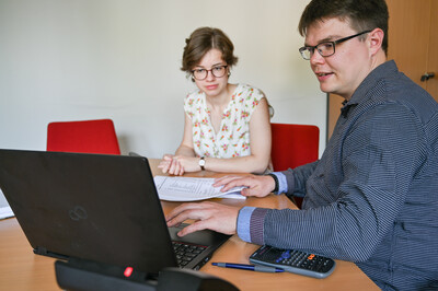 Zu den Aufgaben von Lukas Lange-Daake gehört es auch, Nachwuchskolleg*innen für den Job fit zu machen.