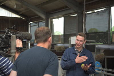 Platz 2 in der Kategorie Landwirtschaft I: Cornelius von Eller-Eberstein aus Visselhövede bei der praktischen Prüfung im Kälberstall während des Finales des Berufswettbewerbs der deutschen Landjugend am 21.06.2023 im Landwirtschaftlichen Bildungszentrum. - © Wolfgang Ehrecke Platz 2 in der Kategorie Landwirtschaft I: Cornelius von Eller-Eberstein aus Visselhövede bei der praktischen Prüfung im Kälberstall während des Finales des Berufswettbewerbs der deutschen Landjugend am 21.06.2023 im Landwirtschaftlichen Bildungszentrum.