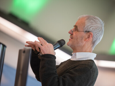 Prof. Dr. Johannes Isselstein von Uni Göttingen sprach über wissenschaftliche Erkenntnisse bei der Grünlandnutzung. - © Christopher Hanraets Prof. Dr. Johannes Isselstein von Uni Göttingen sprach über wissenschaftliche Erkenntnisse bei der Grünlandnutzung.