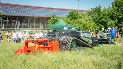 Autonomer Feldroboter AgBot mulcht beim Praxistag Alternative Antriebsenergien für Landmaschinen am 01.07.2025 im LBZ Echem.