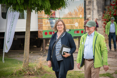 Agrar-Staatssekret&auml;rin Frauke Patzke (l.) und Kammerdirektor Dr. Bernd von Garmissen beim Fach-Event &bdquo;Zwischen Acker und App &ndash; Digitalisierung Ihres Pflanzenbaus&ldquo; auf der Dom&auml;ne Schickelsheim (K&ouml;nigslutter/Kreis Helmstedt).