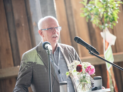 Gerhard Schwetje bei der Begr&uuml;&szlig;ungsrede zur 100-Jahr-Feier im LBZ Echem