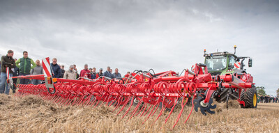 Wassersparend, bodenschonend, wirtschaftlich: Maschinenvorf&uuml;hrung zur ultraflachen Bodenbearbeitung mit mehr als 40 Ger&auml;ten in Sehnde (Region Hannover).