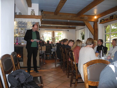 Herr Minister Meyer verliest die Laudatio - © Dr. Hans-Gerd Brunken Herr Minister Meyer verliest die Laudatio